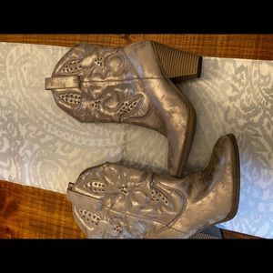 NWOT Mia girl rose gold cowboy boots- Size 10